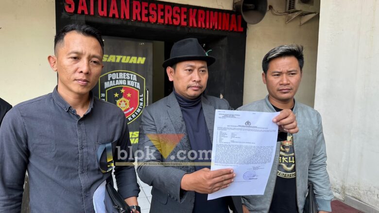 Tim Hukum Yakuza Maneges menunjukkan surat bukti laporan dugaan kasus pelecehan seksual sesama jenis yang terjadi di lingkungan salah satu ponpes di Kota Malang. (blok-a.com / M Berril Labiq)
