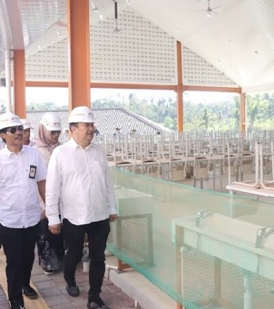 Sekda Kabupaten Malang, Budiar bersama tim Kementerian Sosial RI saat meninjau pembangunan sekolah rakyat di Desa Srigonco, Kecamatan Bantur (Prokopim)