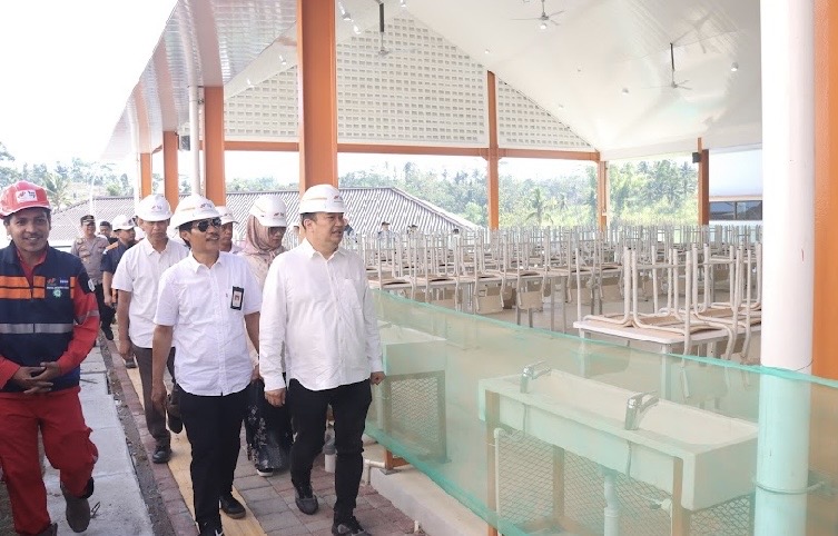 Sekda Kabupaten Malang, Budiar bersama tim Kementerian Sosial RI saat meninjau pembangunan sekolah rakyat di Desa Srigonco, Kecamatan Bantur (Prokopim)