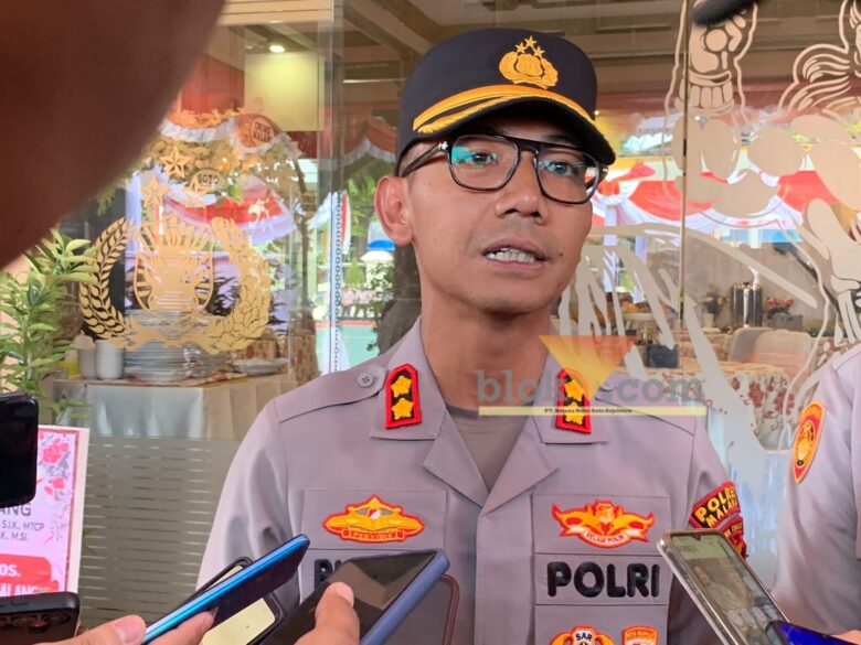 Kapolres Malang, AKBP Rulian Syauri saat diwawancarai awak media (blok-a.com / Yogga Ardiawan)
