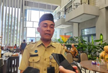 Kepala Bagian Kesejahteraan Masyarakat (Kesra) Sekretariat Daerah Kota Malang, Achmad Sholeh, saat diwawancarai awak media (blok-a.com / Yogga Ardiawan)