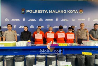 Tersangka RW dan SHS dihadirkan dalam konferensi pers pengungkapan kasus produksi kosmetik ilegal di Polresta Malang Kota. (blok-a.com / M Berril Labiq)