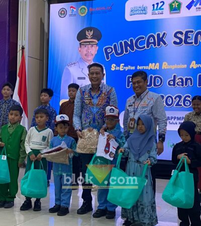 Wali Kota Malang Wahyu Hidayat menyerahkan secara simbolis paket seragam sekolah gratis kepada siswa. (blok-a.com / M Berril Labiq)