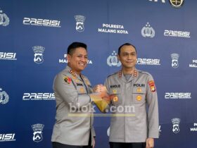 Kombes Pol Danang Setiyo bersama Kombes Pol Putu Kholis saat prosesi sertijab di Polresta Malang Kota. (blok-a.com / M Berril Labiq)