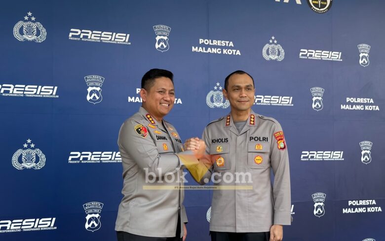 Kombes Pol Danang Setiyo bersama Kombes Pol Putu Kholis saat prosesi sertijab di Polresta Malang Kota. (blok-a.com / M Berril Labiq)