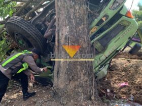 Sopir Tewas Tertimpa Truk Terguling, Polisi Duga Rem Blong Jadi Penyebab (blok-a.com / Yogga Ardiawan)