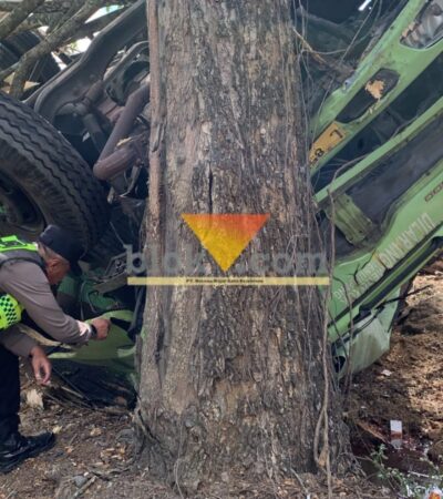 Sopir Tewas Tertimpa Truk Terguling, Polisi Duga Rem Blong Jadi Penyebab (blok-a.com / Yogga Ardiawan)