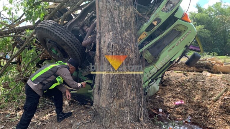Sopir Tewas Tertimpa Truk Terguling, Polisi Duga Rem Blong Jadi Penyebab (blok-a.com / Yogga Ardiawan)