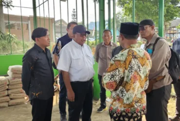 Direktur Jenderal Lahan dan Irigasi Pertanian Kementerian Pertanian, Hermanto saat meninjau Program Upland Project yang dijalankan Kementerian Pertanian di Desa Tawangsari, Kecamatan Pujon, Kabupaten Malang (foto: istimewa)