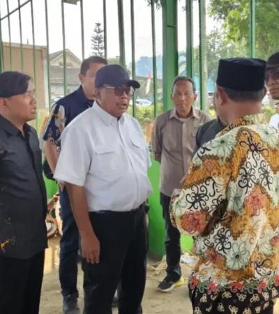 Direktur Jenderal Lahan dan Irigasi Pertanian Kementerian Pertanian, Hermanto saat meninjau Program Upland Project yang dijalankan Kementerian Pertanian di Desa Tawangsari, Kecamatan Pujon, Kabupaten Malang (foto: istimewa)