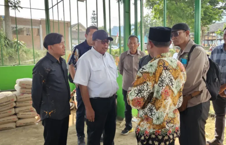 Direktur Jenderal Lahan dan Irigasi Pertanian Kementerian Pertanian, Hermanto saat meninjau Program Upland Project yang dijalankan Kementerian Pertanian di Desa Tawangsari, Kecamatan Pujon, Kabupaten Malang (foto: istimewa)