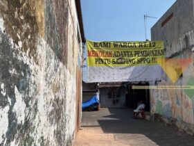 Pasang Banner Protes, Warga Tolak Pembangunan Pintu Samping SPPG di Malang