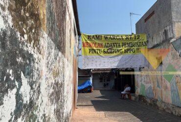 Pasang Banner Protes, Warga Tolak Pembangunan Pintu Samping SPPG di Malang