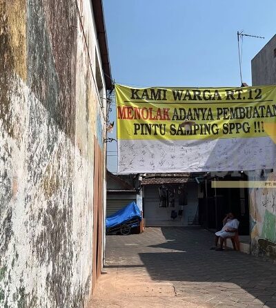 Pasang Banner Protes, Warga Tolak Pembangunan Pintu Samping SPPG di Malang