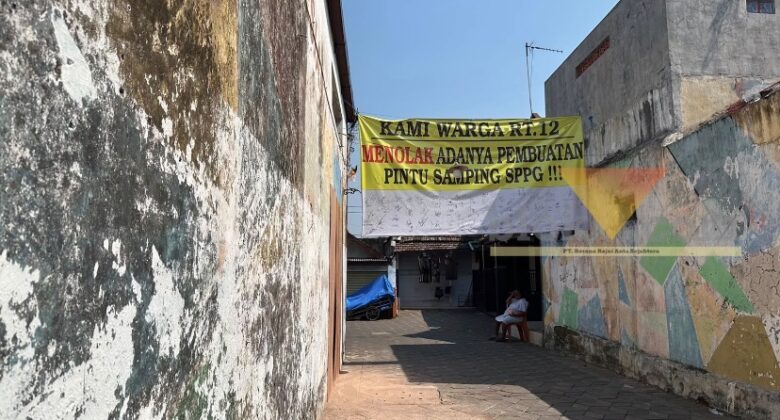 Pasang Banner Protes, Warga Tolak Pembangunan Pintu Samping SPPG di Malang