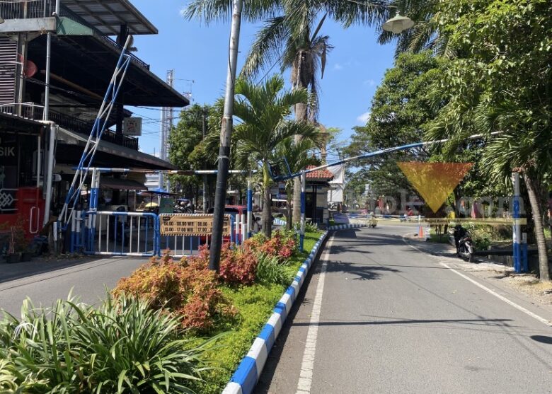 Warga RW 12 Perumahan Griya Shanta mulai menerapkan sistem buka-tutup portal di gerbang utama kawasan. Kebijakan tersebut merupakan