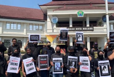 Wartawan Malang Raya Desak Presiden Minta Maaf, Tolak Penyebutan Jurnalis sebagai 'Londo Ireng' dalam aksi damai yang digelar di Bundaran Alun-alun Tugu Malang (blok-a.com / Yogga Ardiawan)