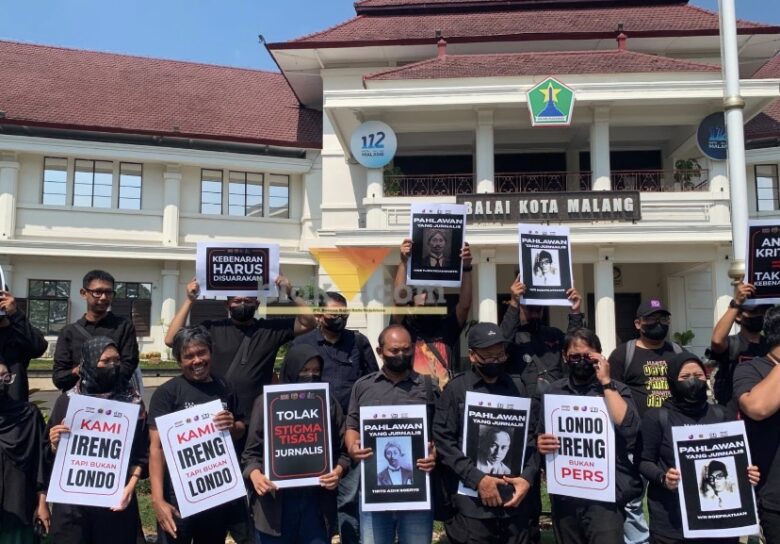 Wartawan Malang Raya Desak Presiden Minta Maaf, Tolak Penyebutan Jurnalis sebagai 'Londo Ireng' dalam aksi damai yang digelar di Bundaran Alun-alun Tugu Malang (blok-a.com / Yogga Ardiawan)