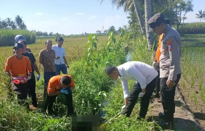 Penemuan jasad bayi laki-laki yang ditemukan terapung di saluran irigasi Bululawang (foto: dok. Humas Polres)