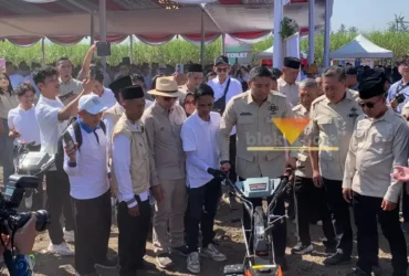 Ketua HKTI sekaligus Wakil Menteri Pertanian, Sudaryono saat mencoba hand traktor di Tajinan Kabupaten Malang (foto: Blok-a.com / Yogga Ardiawan)