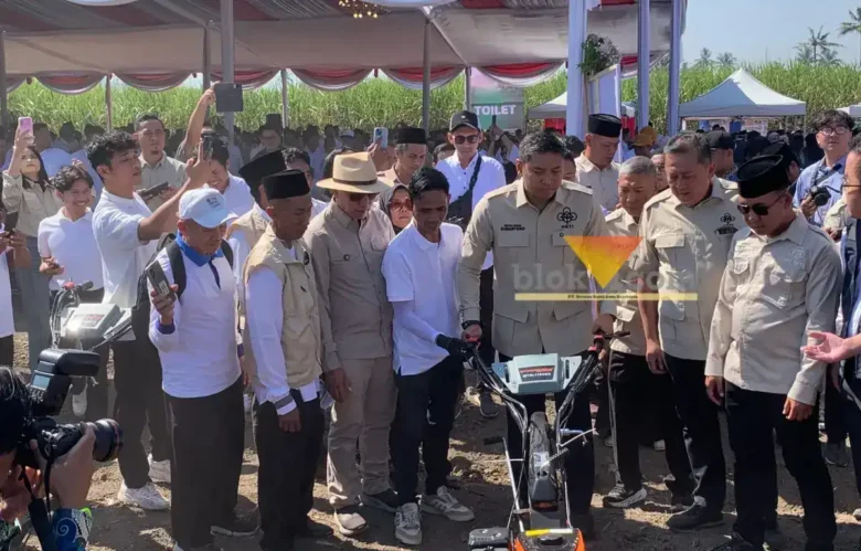 Ketua HKTI sekaligus Wakil Menteri Pertanian, Sudaryono saat mencoba hand traktor di Tajinan Kabupaten Malang (foto: Blok-a.com / Yogga Ardiawan)
