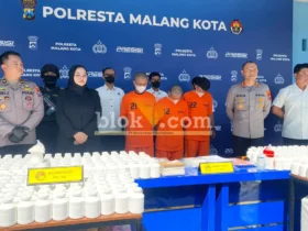 Tersangka AW, MF, dan ANH dihadirkan dalam konferensi pers pengungkapan kasus narkotika di Mapolresta Malang Kota (foto: Blok-a.com / M Berril Labiq)