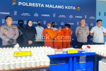 Tersangka AW, MF, dan ANH dihadirkan dalam konferensi pers pengungkapan kasus narkotika di Mapolresta Malang Kota (foto: Blok-a.com / M Berril Labiq)