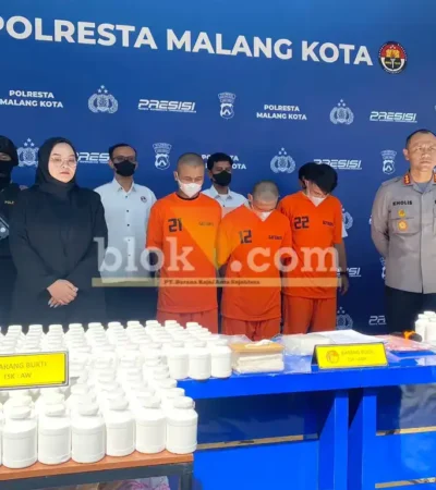 Tersangka AW, MF, dan ANH dihadirkan dalam konferensi pers pengungkapan kasus narkotika di Mapolresta Malang Kota (foto: Blok-a.com / M Berril Labiq)