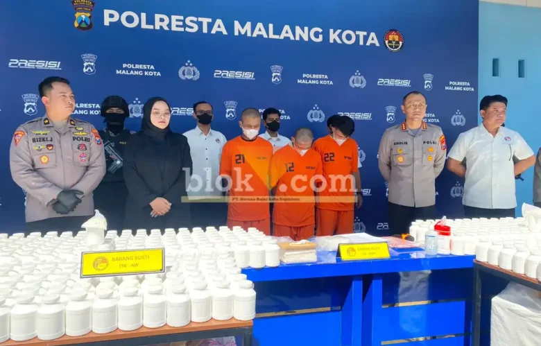 Tersangka AW, MF, dan ANH dihadirkan dalam konferensi pers pengungkapan kasus narkotika di Mapolresta Malang Kota (foto: Blok-a.com / M Berril Labiq)