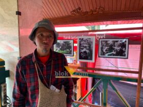 Nasai, salah satu pegiat dokumentasi dari Komunitas MOOI Indie Communication saat menunjukkan hasil karyanya dalam kegiatan di Pendopo Agung Malang (blok-a.com / Yogga Ardiawan)