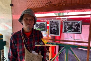 Nasai, salah satu pegiat dokumentasi dari Komunitas MOOI Indie Communication saat menunjukkan hasil karyanya dalam kegiatan di Pendopo Agung Malang (blok-a.com / Yogga Ardiawan)