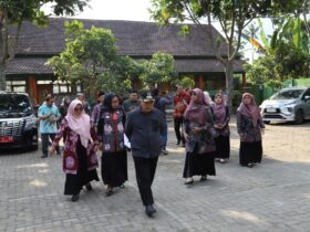 Bupati Malang, HM Sanusi saat meninjau SDN Pakisjajar 2 (prokopim)