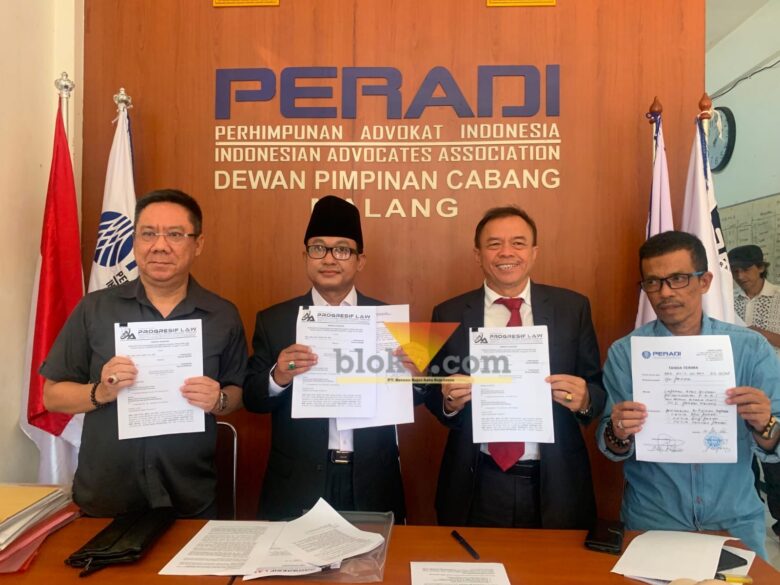 Abdul Aziz bersama Tim Penasehat Hukum, Gunadi Handoko, Kayat Hariyanto dan Yulius Radix Wicaksono saat menunjukkan bukti banding awak media (blok-a.com / Yogga Ardiawan)