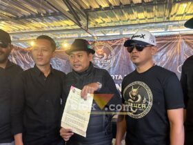 Tim Hukum Yakuza Maneges saat menunjukkan surat permohonan resmi pencekalan aktivitas Icha Cellow dan Mala Agatha yang dilayangkan ke Polda Jatim. (blok-a.com / M Berril Labiq)