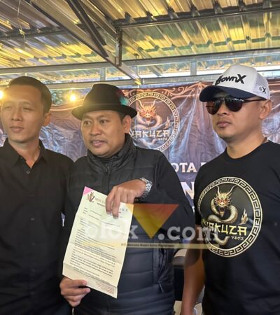 Tim Hukum Yakuza Maneges saat menunjukkan surat permohonan resmi pencekalan aktivitas Icha Cellow dan Mala Agatha yang dilayangkan ke Polda Jatim. (blok-a.com / M Berril Labiq)