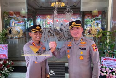 Kapolres Malang, AKBP Rulian Syauri (kiri) bersama AKBP Muhammad Taat Resdi saat sertijab pada Rabu (29/7/2026). (blok-a.com / Yogga Ardiawan)