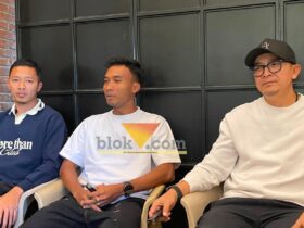 Pemain Arema FC, Dendi Santoso (kiri) dan Robby Darwis bersama Manajer Arema FC, Yusrinal Fitriandi saat diwawancarai awak media (blok-a.com / Yogga Ardiawan)