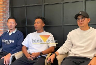 Pemain Arema FC, Dendi Santoso (kiri) dan Robby Darwis bersama Manajer Arema FC, Yusrinal Fitriandi saat diwawancarai awak media (blok-a.com / Yogga Ardiawan)