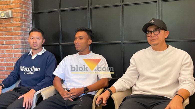 Pemain Arema FC, Dendi Santoso (kiri) dan Robby Darwis bersama Manajer Arema FC, Yusrinal Fitriandi saat diwawancarai awak media (blok-a.com / Yogga Ardiawan)