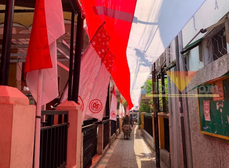 Semarak HUT RI, Warga Bareng Kartini Bentangkan Bendera Merah Putih 81 Meter malang