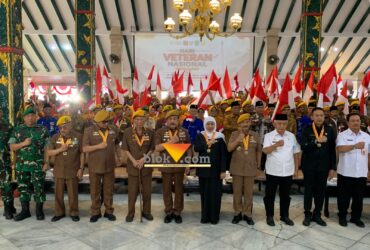 Gubernur Jawa Timur, Khofifah Indar Parawansa dalam kegiatan Pering Hari Veteran Nasional (blok-a.com / Yogga Ardiawan)