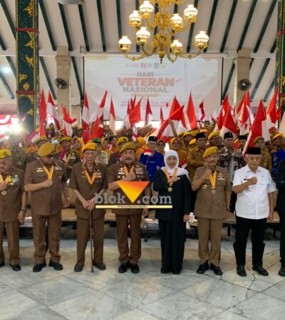 Gubernur Jawa Timur, Khofifah Indar Parawansa dalam kegiatan Pering Hari Veteran Nasional (blok-a.com / Yogga Ardiawan)