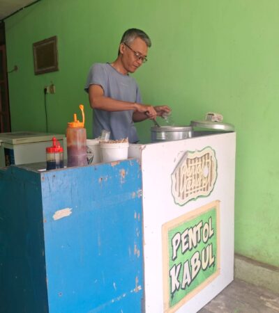 Pedagang Pentol di Kepanjen Kaget Masuk Desil 9 DTSEN, Omzet Kini Rp350 Ribu Sebulan