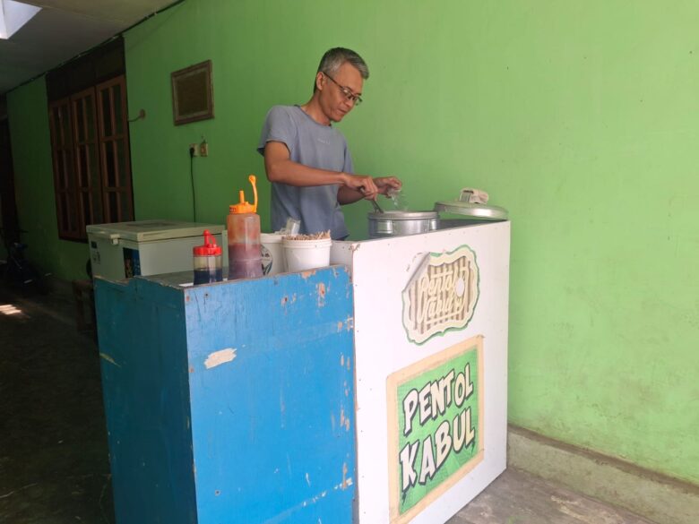 Pedagang Pentol di Kepanjen Kaget Masuk Desil 9 DTSEN, Omzet Kini Rp350 Ribu Sebulan