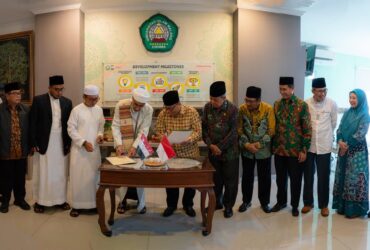 Proses penandatanganan MoU UNISMA dan Tarim Islamic University Yaman. (Humas Unisma)