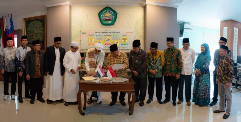 Proses penandatanganan MoU UNISMA dan Tarim Islamic University Yaman. (Humas Unisma)