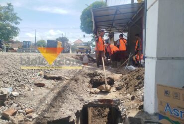Ilustrasi pembenahan jalan yang dilakukan oleh petugas DPUBM Kabupaten Malang (blok-a.com / Yogga Ardiawan)