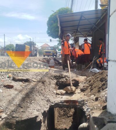 Ilustrasi pembenahan jalan yang dilakukan oleh petugas DPUBM Kabupaten Malang (blok-a.com / Yogga Ardiawan)