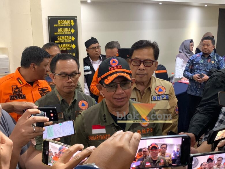 Kepala BNPB, Suharyanto akan kirim dua unit helikopter bantu padamkan api di Gunung Bromo (blok-a.com / Yogga Ardiawan)