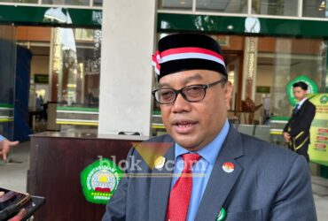 Rektor Unisma, Prof Junaidi saat diwawancarai seusai Upacara Hari Kemerdekaan Indonesi ke-81. (blok-a.com/ M Berril Labiq)